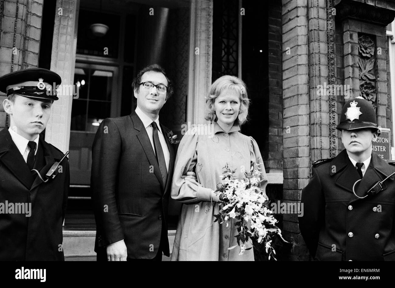Nozze del drammaturgo Harold Pinter e autore Lady Antonia Fraser a Kensington Ufficio del Registro di sistema. Il 27 novembre 1980. *** Caption locale *** Signore Longford Foto Stock