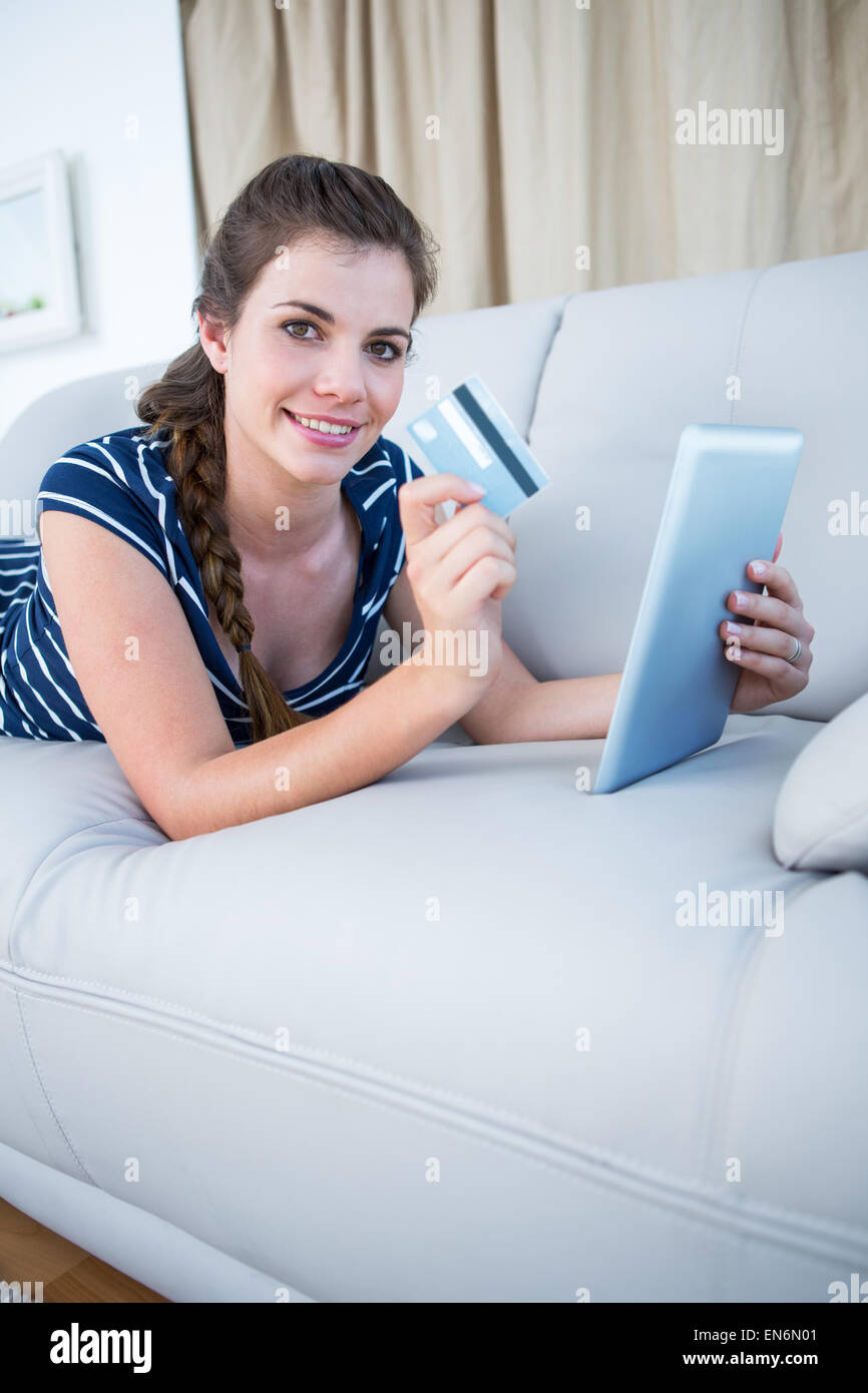 Pretty Woman facendo shopping online su tablet pc Foto Stock