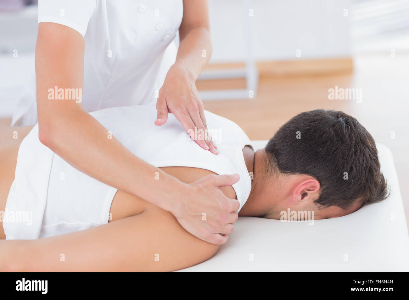 Fisioterapista facendo massaggio alla schiena Foto Stock