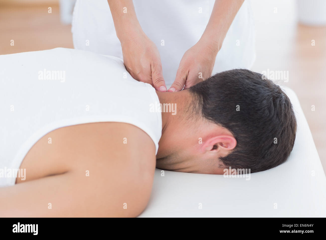 Fisioterapista facendo massaggio collo Foto Stock