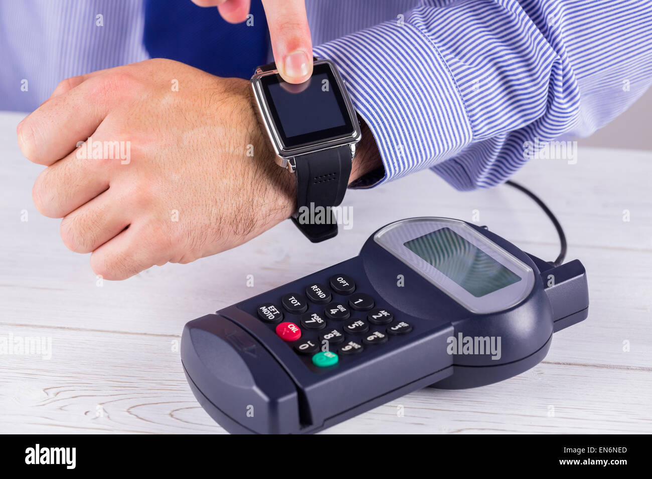 Uomo che utilizza smart watch per esprimere pay Foto Stock