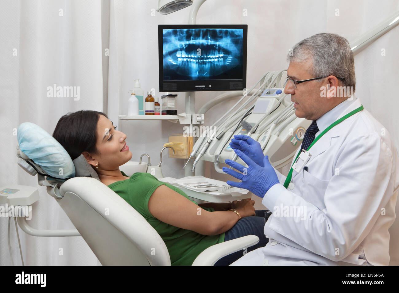 Dentista spiegando al paziente Foto Stock