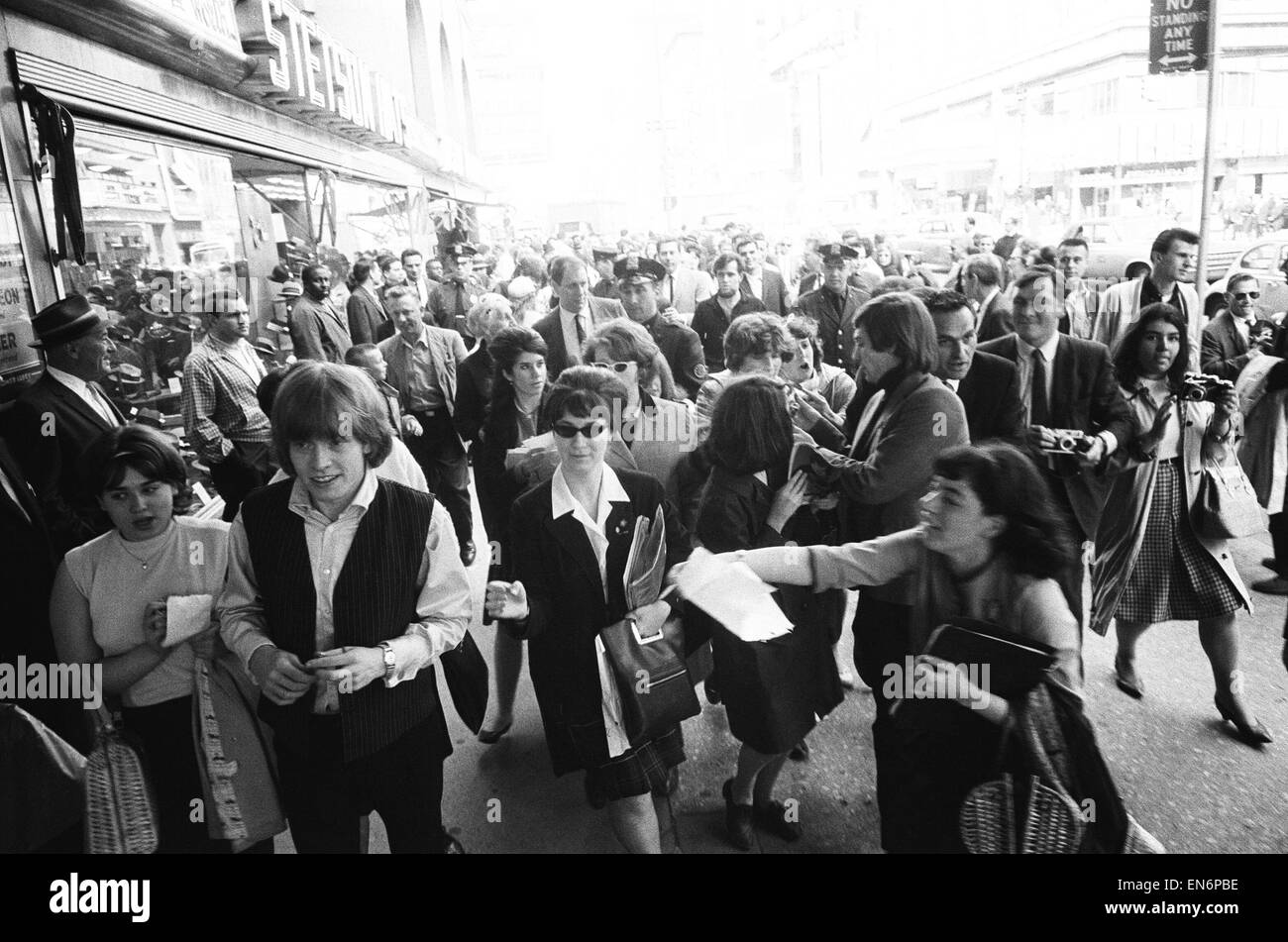 Il Rolling Stones su Broadway. Brian Jones e Bill Wyman firma autografi. 2 Giugno 1964. Foto Stock