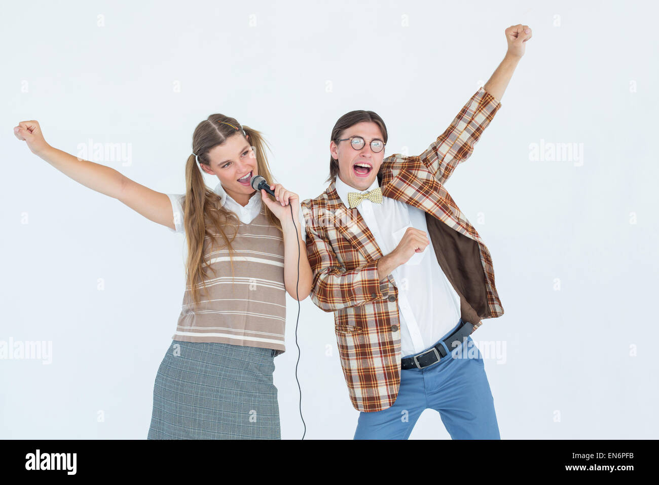 Felice geeky hipsters cantando con microfono Foto Stock