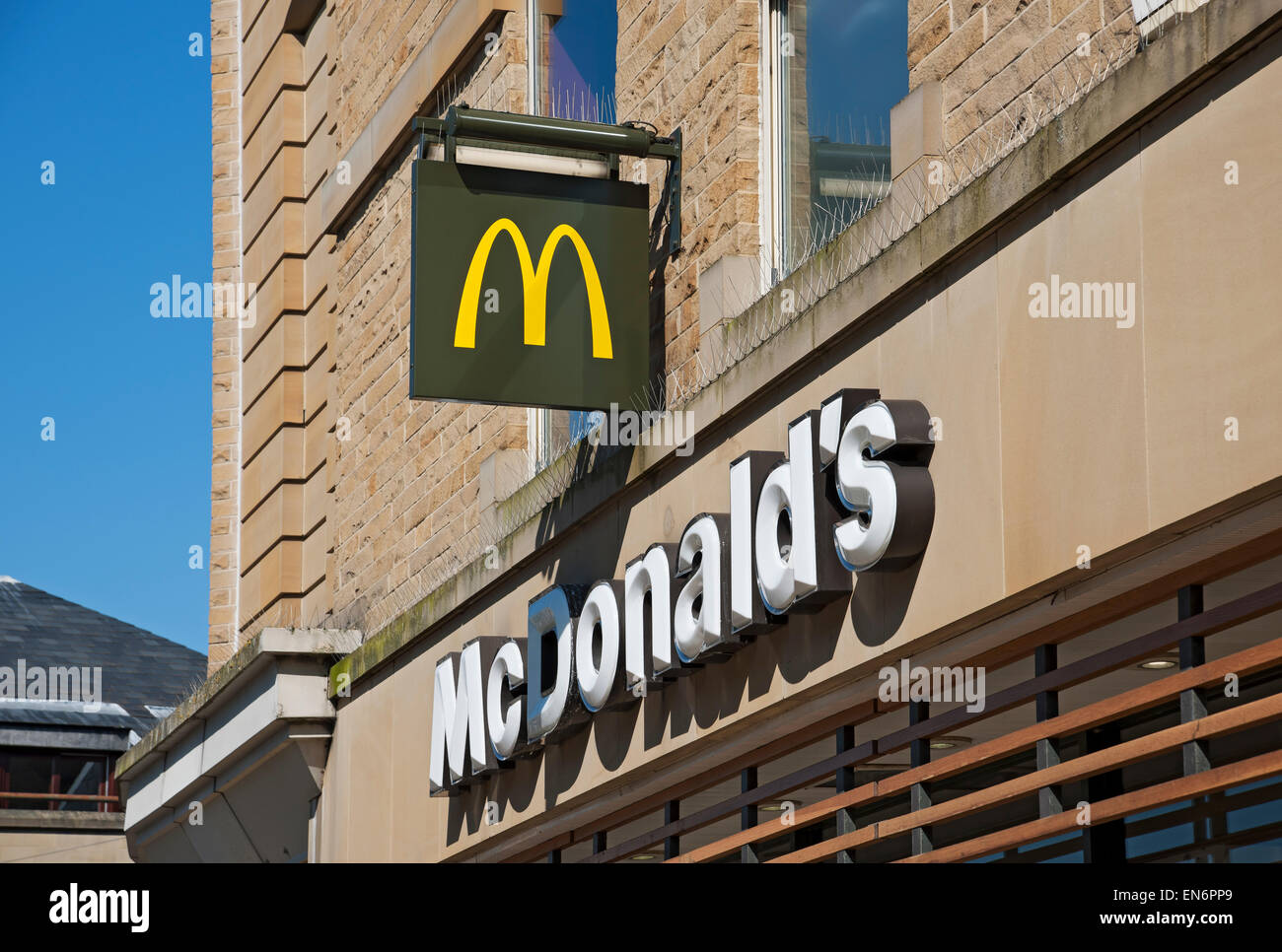 Primo piano di McDonald's fast food negozio cartello insegna Harrogate North Yorkshire Inghilterra Regno Unito GB Gran Bretagna Foto Stock