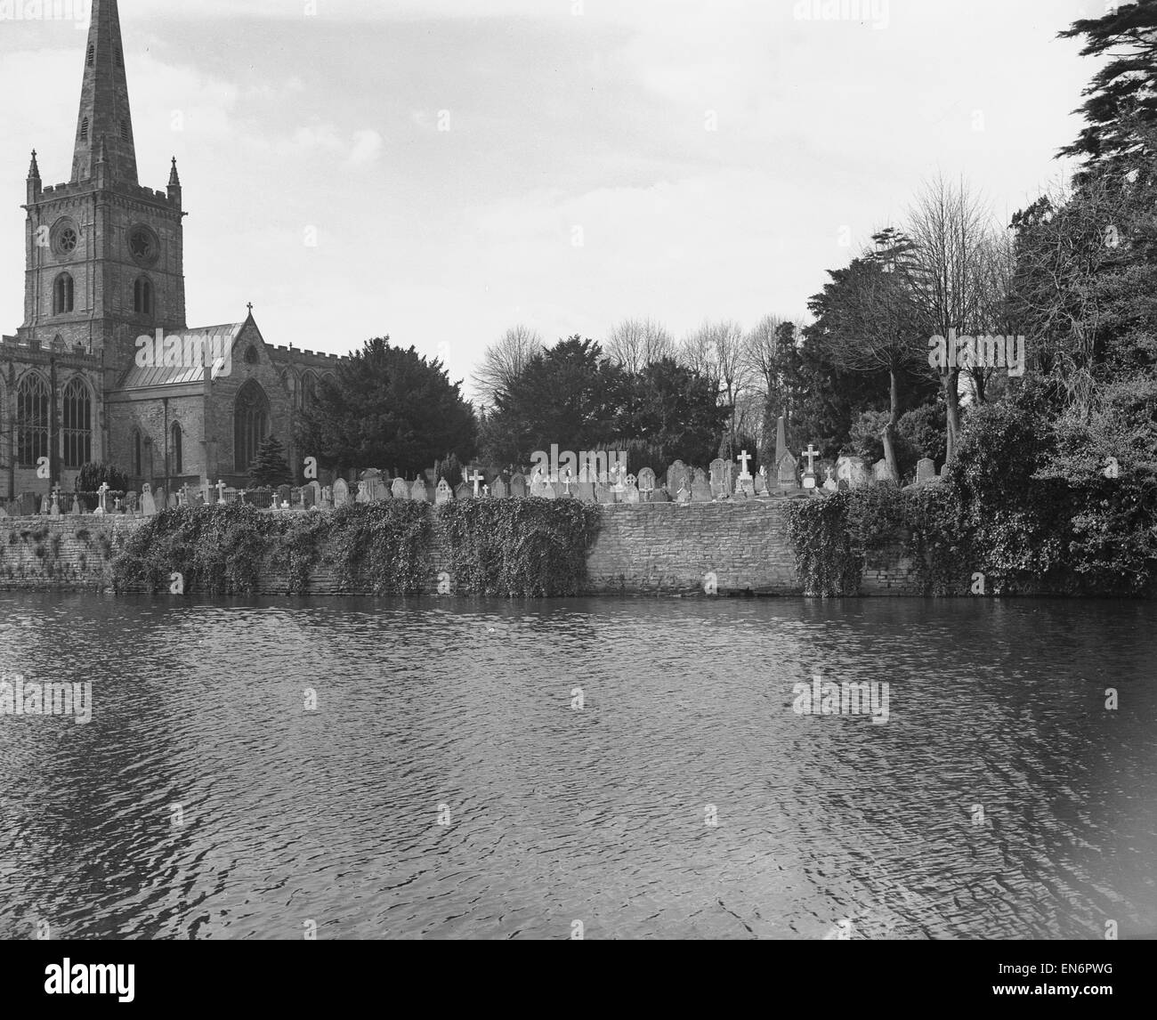 La Chiesa della Santa Trinità Stratford Upon Avon dove il corpo di infermiere Bennett è stato trovato il 29 aprile 1954. Bennett di oliva non sposati infermiere trovato morto nel fiume Avon a Stratford. Nella notte della sua morte, Sabato, Aprile 24th, 1954, di oliva può Bennett, 4 Foto Stock