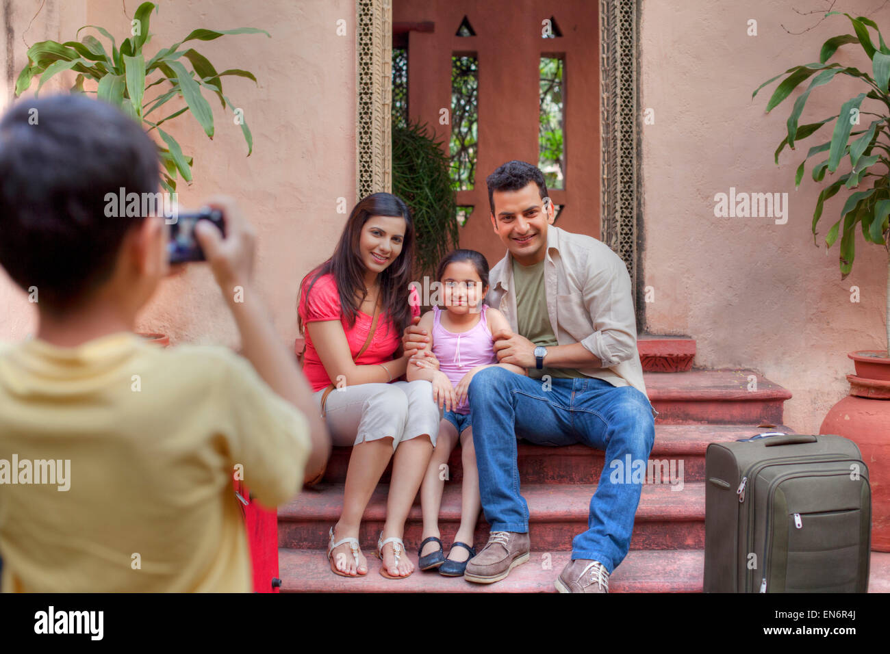 Ragazzo di scattare una foto della sua famiglia Foto Stock