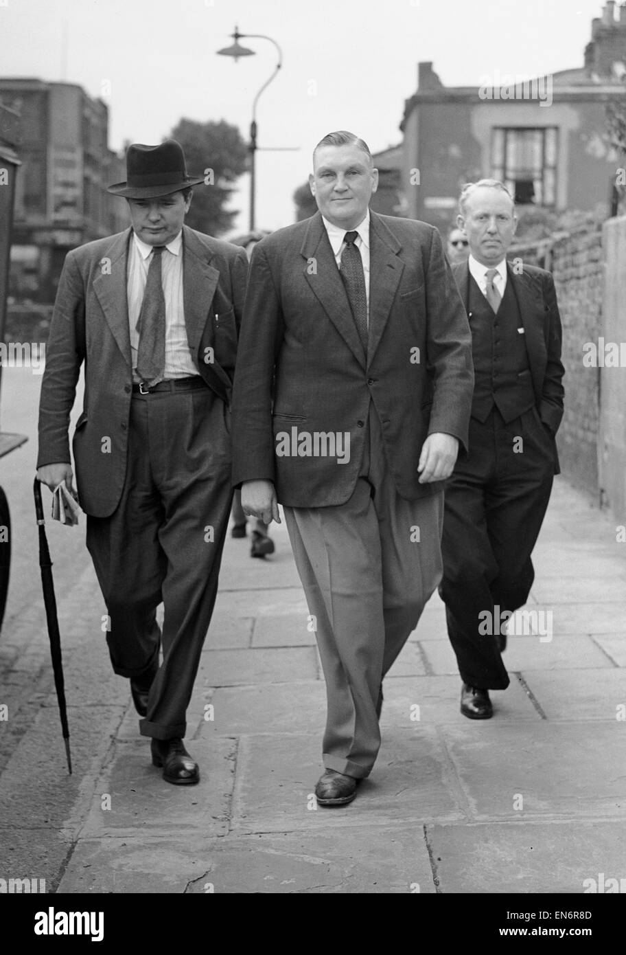 Versione di prova di conpsirators coinvolto in uno scandalo di scommesse dove la gara francese Francasal cavallo è stato sostituito da suoneria Santa Amoro nella Spa la vendita di partecipazioni alla vasca da bagno racecourse nel luglio 1953. Mostra immagine: Uno degli accusati Il Sig. Maurice Williams, registere Foto Stock