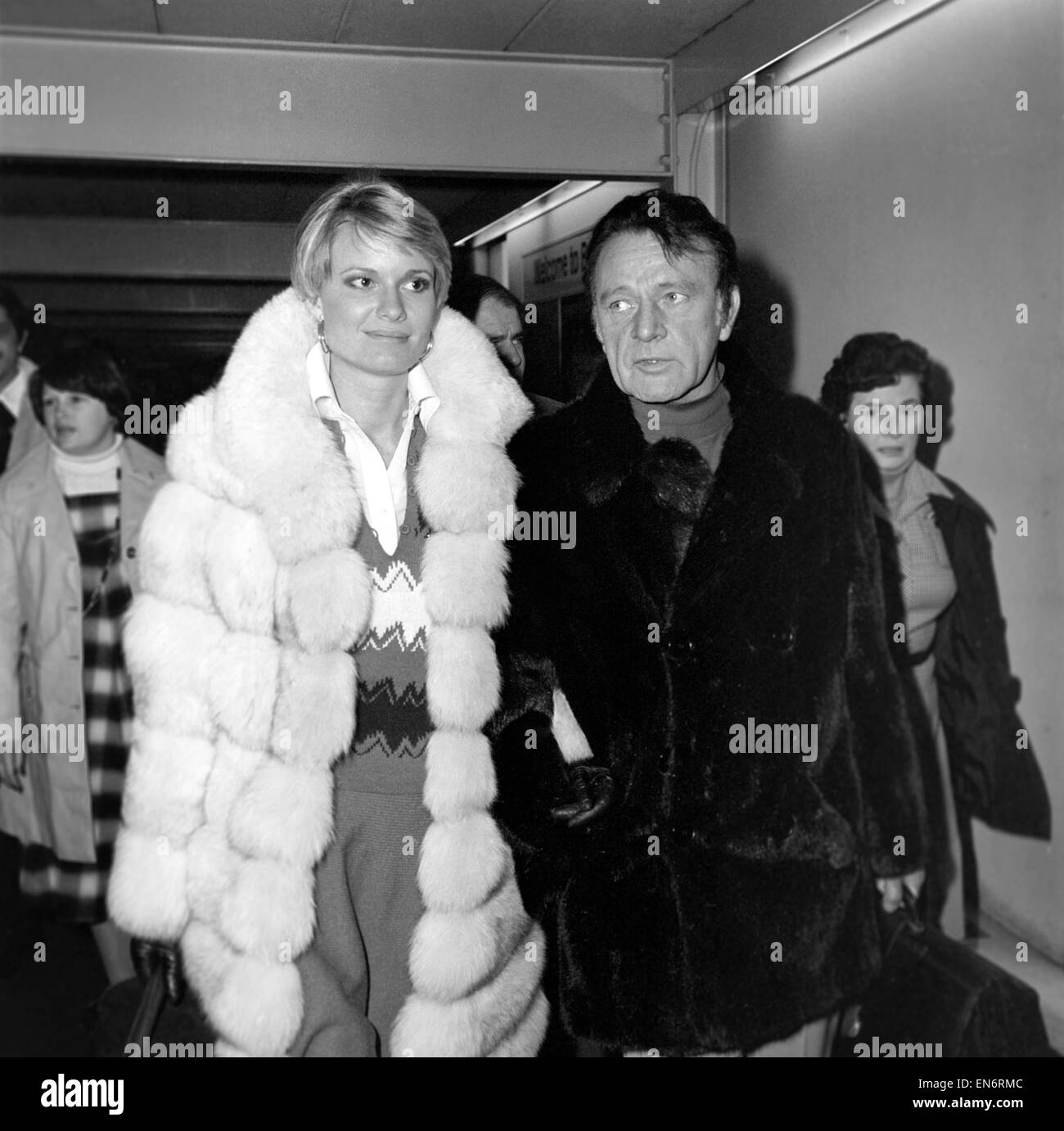 Richard Burton e di sua moglie Susie a Aeroporto di Londra. Dicembre 1976 Foto Stock