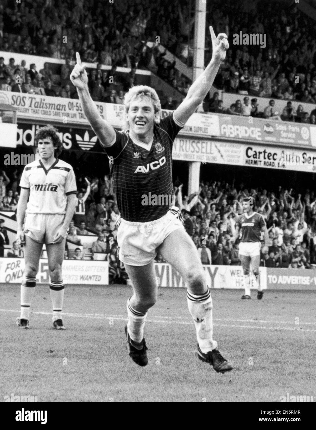 English League Division One corrispondono a Upton Park. West Ham United 4 v Aston Villa 1. West Ham Frank McAvennie festeggia dopo aver segnato uno dei suoi due obiettivi. Il 19 ottobre 1985. Foto Stock