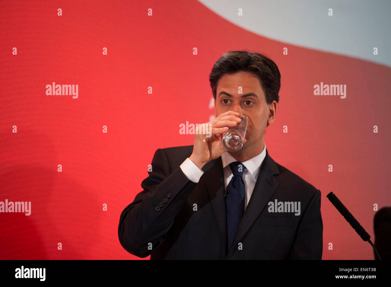 Londra, Regno Unito. Mercoledì 29 Aprile 2015. Leader del partito laburista Ed Miliband parla di un elezione generale 2015 campagna evento su il Tory minaccia alla famiglia delle finanze, intitolato: i Tories' piano segreto. Tenuto presso il Royal Institute of British Architects. Credito: Michael Kemp/Alamy Live News Foto Stock