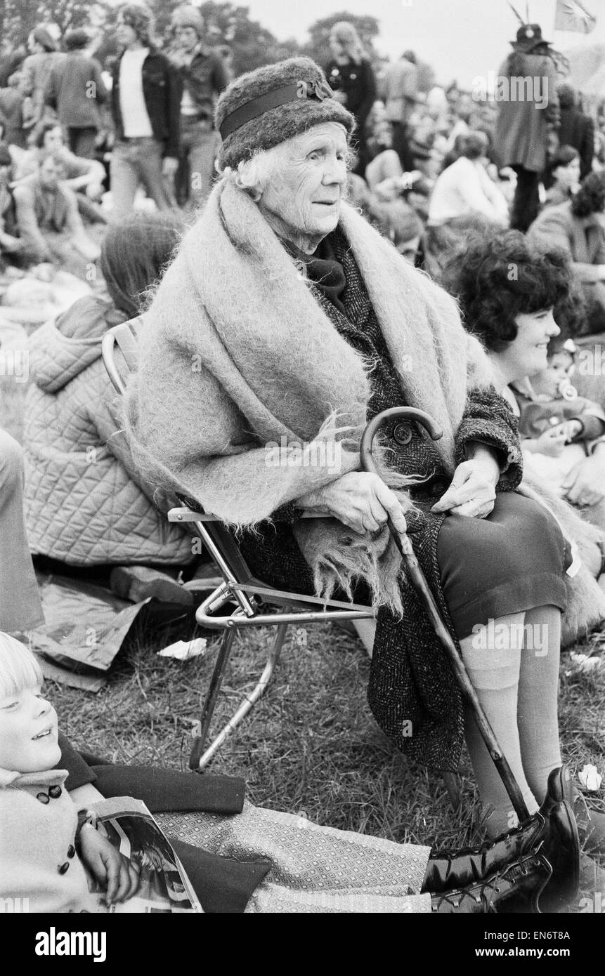 La lettura di un Festival Pop. 88 anni ventola pop signora Edith Gregorio di Compton, Berkshire guardare per vedere suo nipote Graham Gregory giocare nella Amada gruppo. Il 26 giugno 1971. Foto Stock