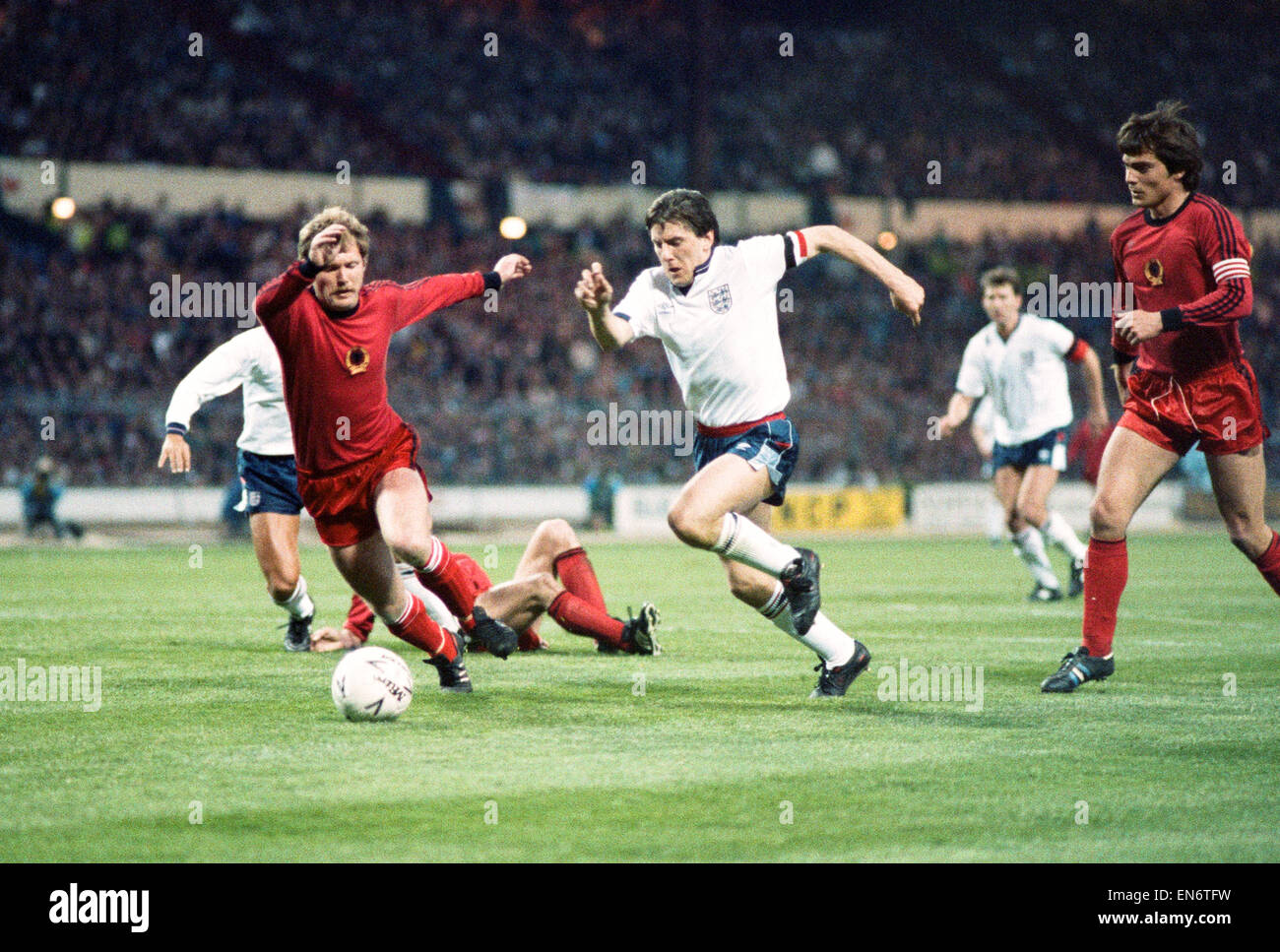 Coppa del Mondo di Calcio 1990 il qualificatore allo Stadio di Wembley. Inghilterra 5 v Albania 0. Inghilterra Peter Beardsley causando problemi per la difesa albanese. Il 26 aprile 1989. Foto Stock