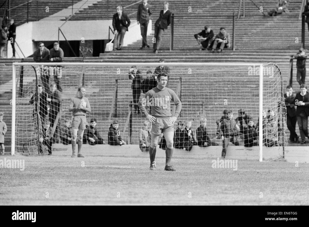 La divisione di due. Il palazzo di cristallo 3 v. Fulham 2 19 Aprile 1969. Johnny Haynes ultimo gioco per Fulham. Foto Stock