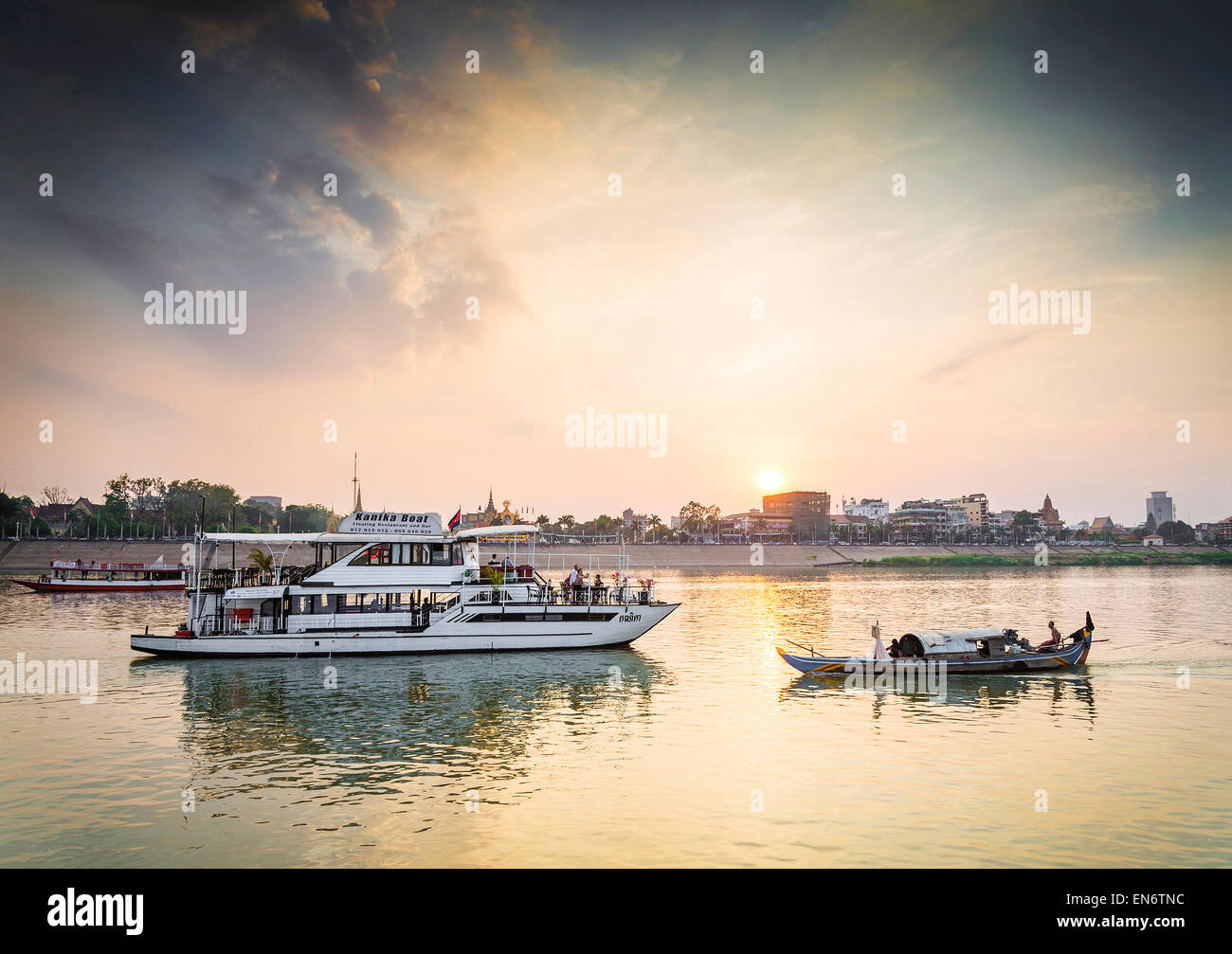 Imbarcazione turistica su Sunset Cruise in Phnom Penh Cambogia river Foto Stock