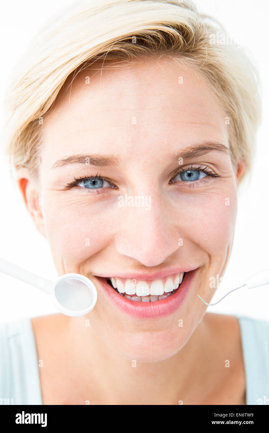 Pretty Woman holding strumenti dentali Foto Stock