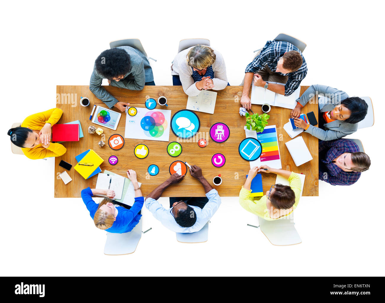 Gruppo multietnico di persone in riunione con il simbolo Foto Stock