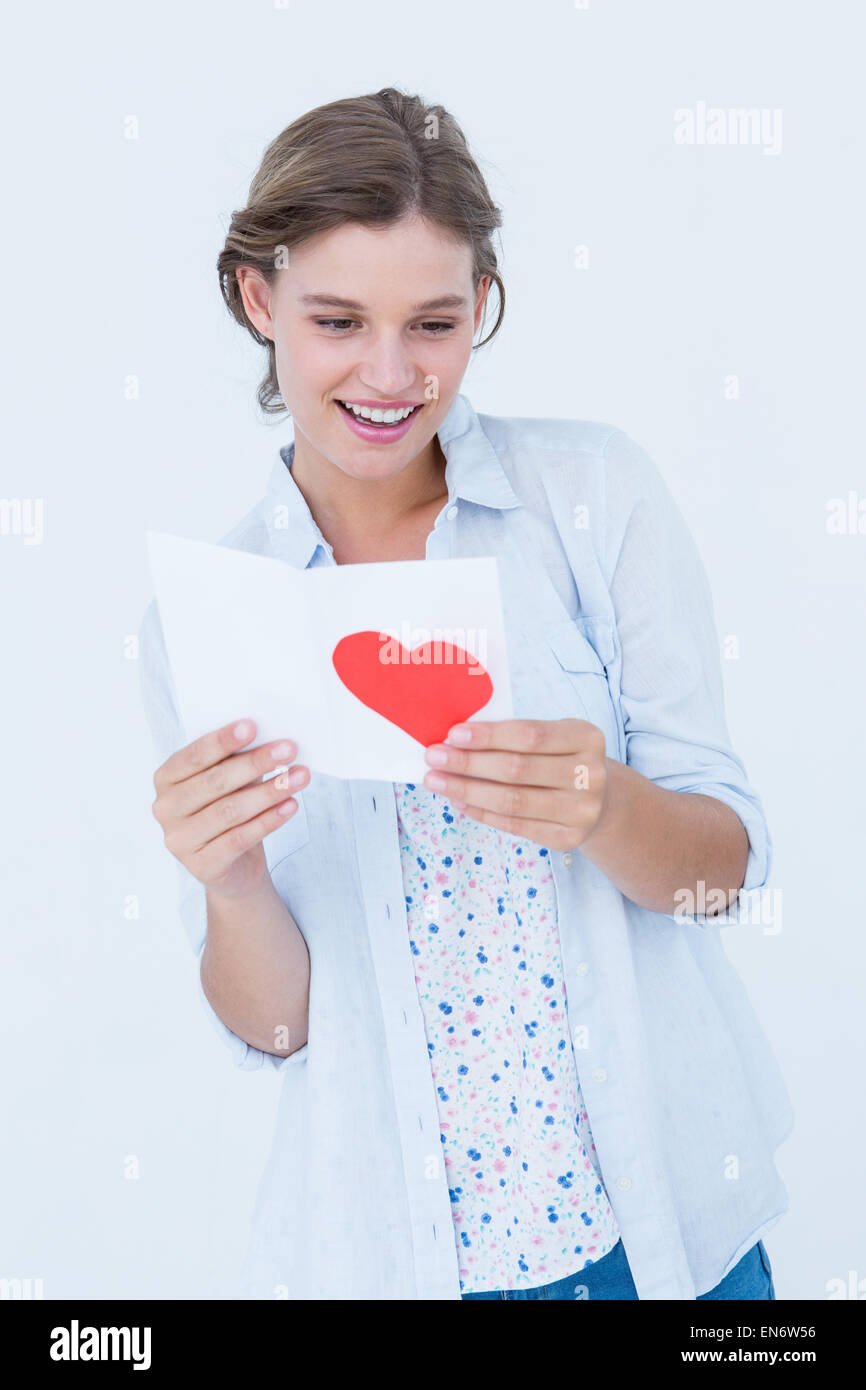 Donna sorridente leggendo lettera d'amore Foto Stock
