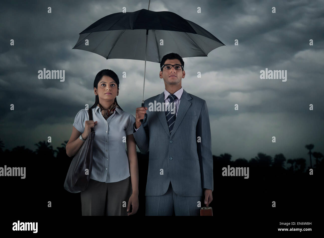 L uomo e la donna in piedi sotto ombrellone Foto Stock