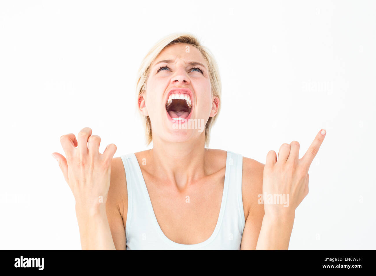 Sconvolto donna urlare con le mani in alto Foto Stock