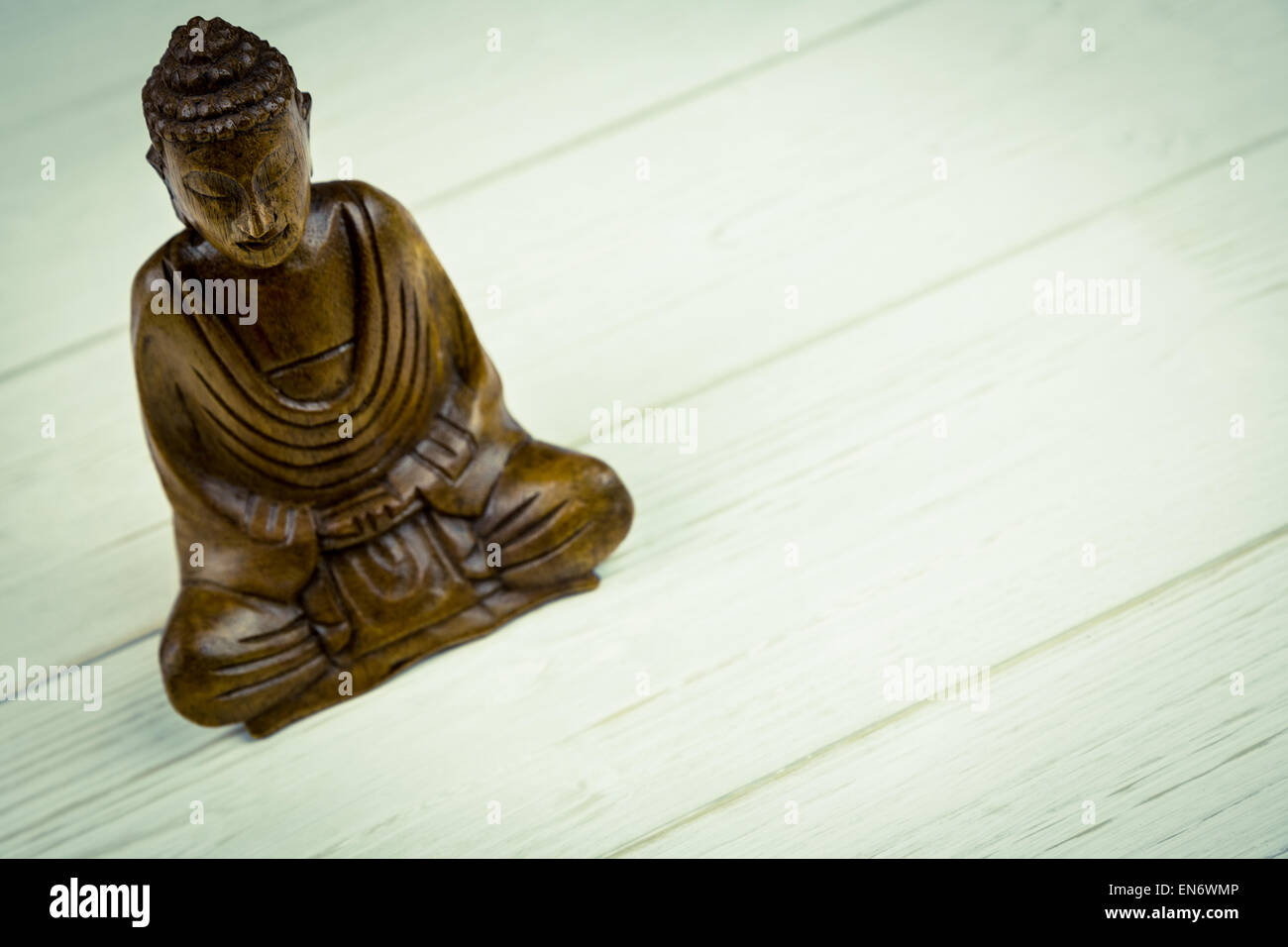 Statua di Buddha su un tavolo Foto Stock
