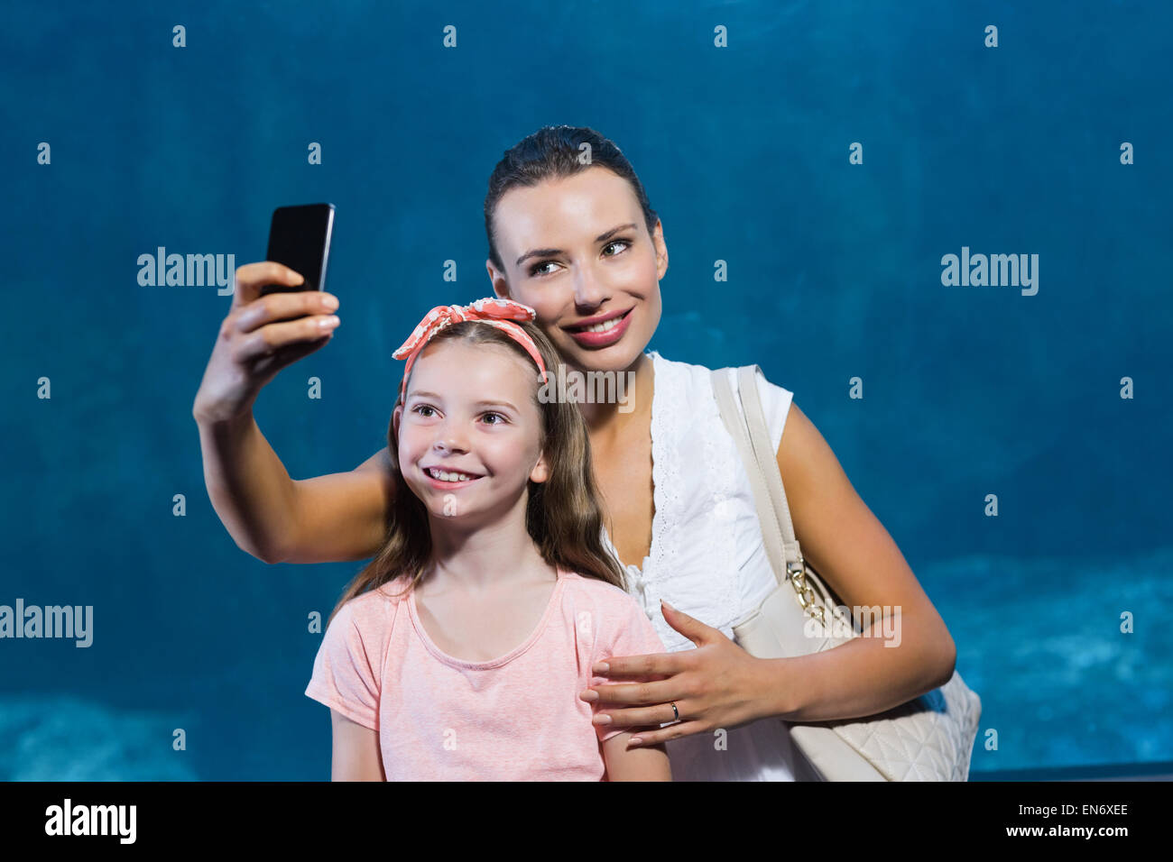 Felice madre e figlia tenendo selfie Foto Stock