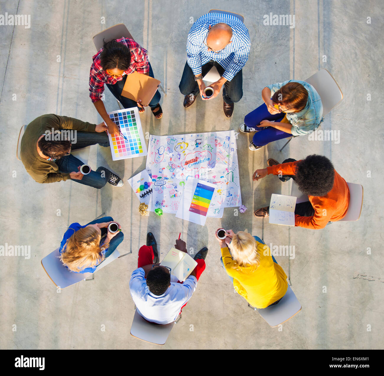 Il Team di progettazione la pianificazione di un progetto con i campioni di colore Foto Stock