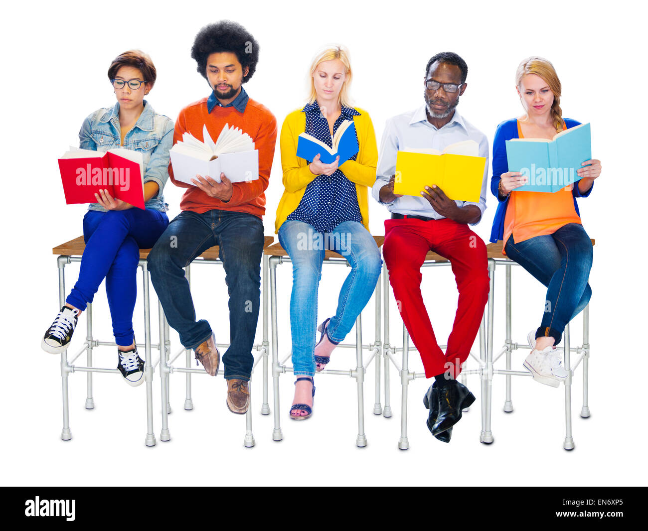 Diverse persone la lettura di libri su sfondo bianco Foto Stock