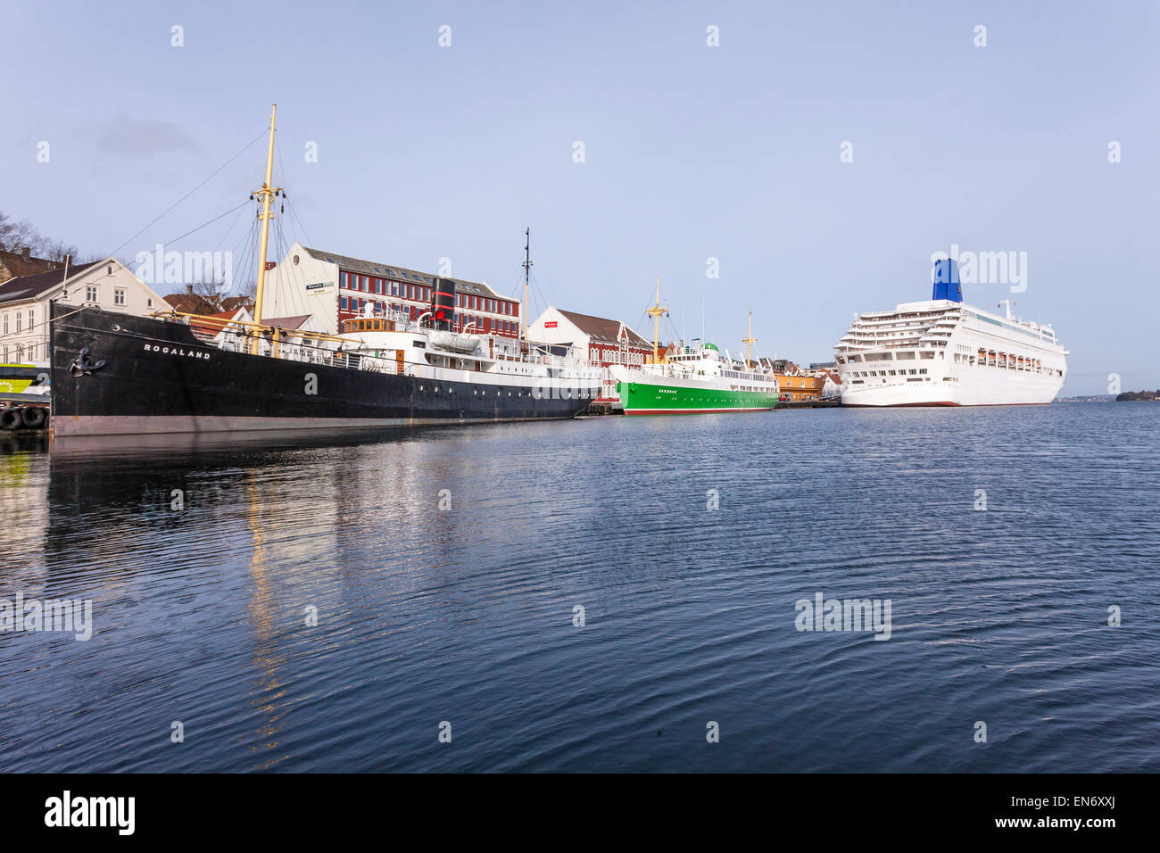 Passeggero vecchia nave a vapore Rogaland ormeggiata in Stavanger, Norvegia con P&O Oriana per la sua poppa. Foto Stock