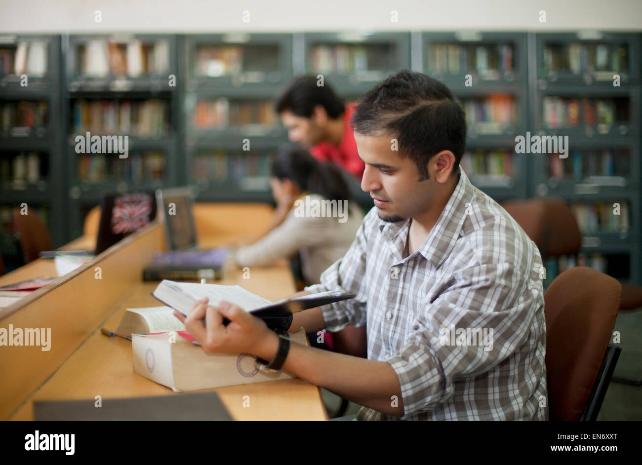 Adolescente di studiare in una classe Foto Stock