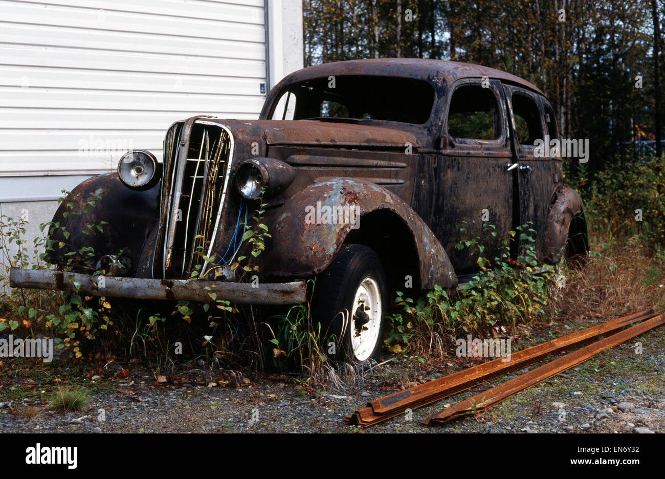 1930s rusty vecchia auto all'aperto, Finlandia Foto Stock