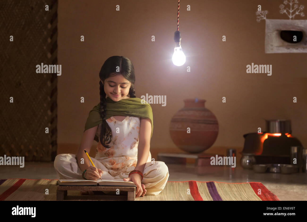 Ragazza rurale studiando di notte Foto Stock