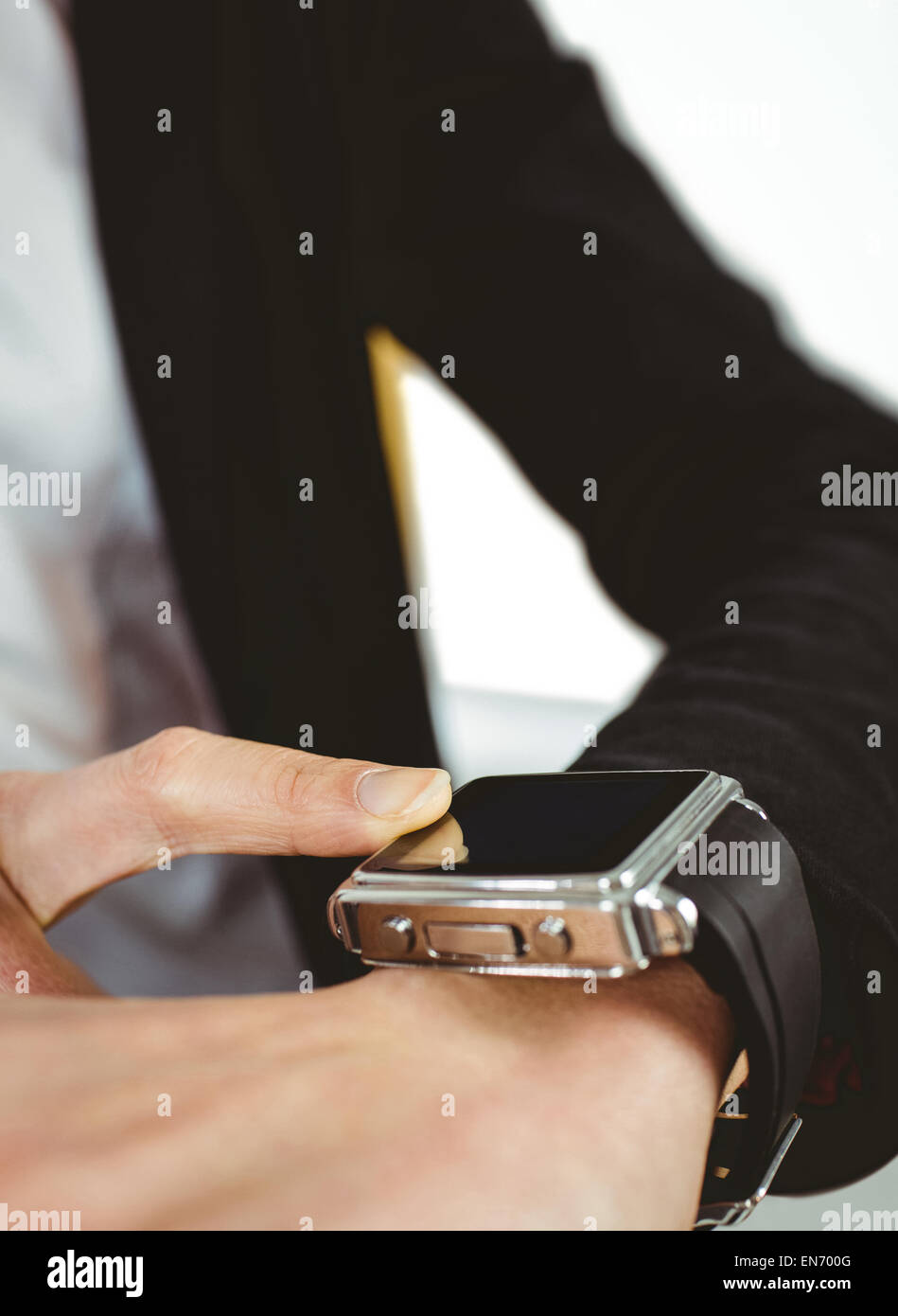 Imprenditrice utilizzando una smart watch Foto Stock