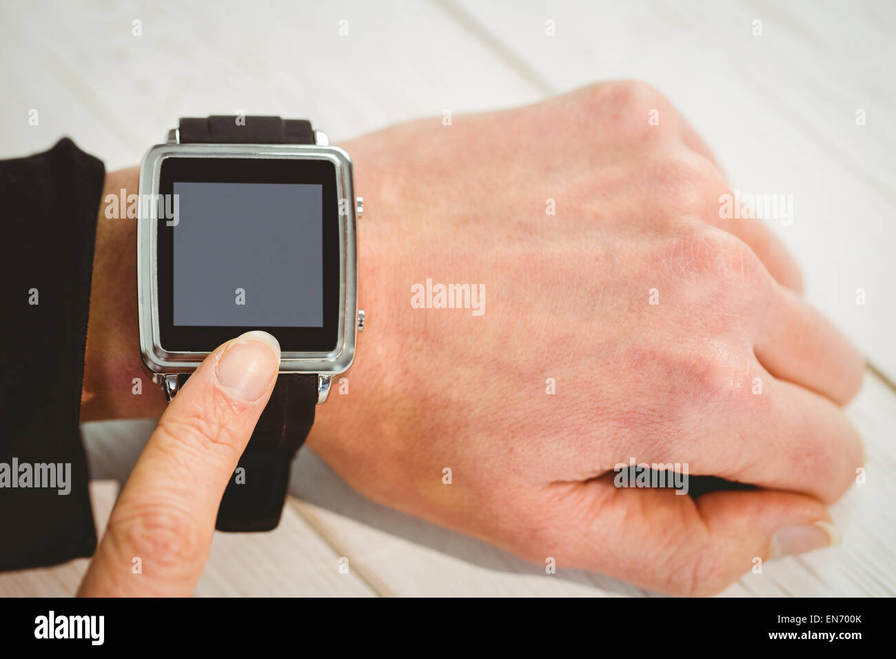Imprenditrice utilizzando una smart watch Foto Stock
