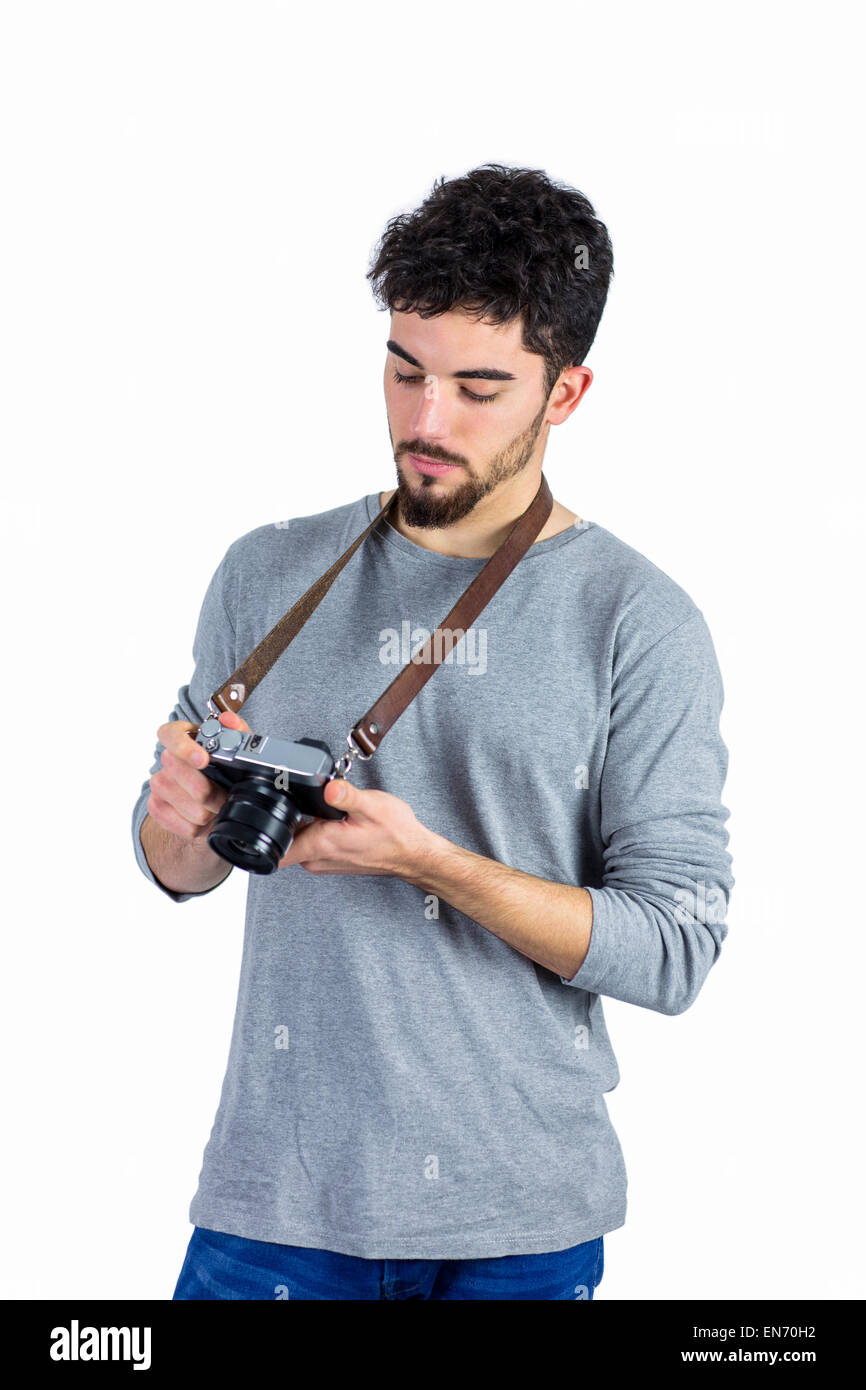 Uomo informale guardando la sua fotocamera Foto Stock