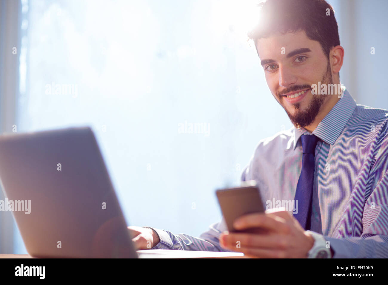 Uomo d affari con computer portatile alla reception Foto Stock