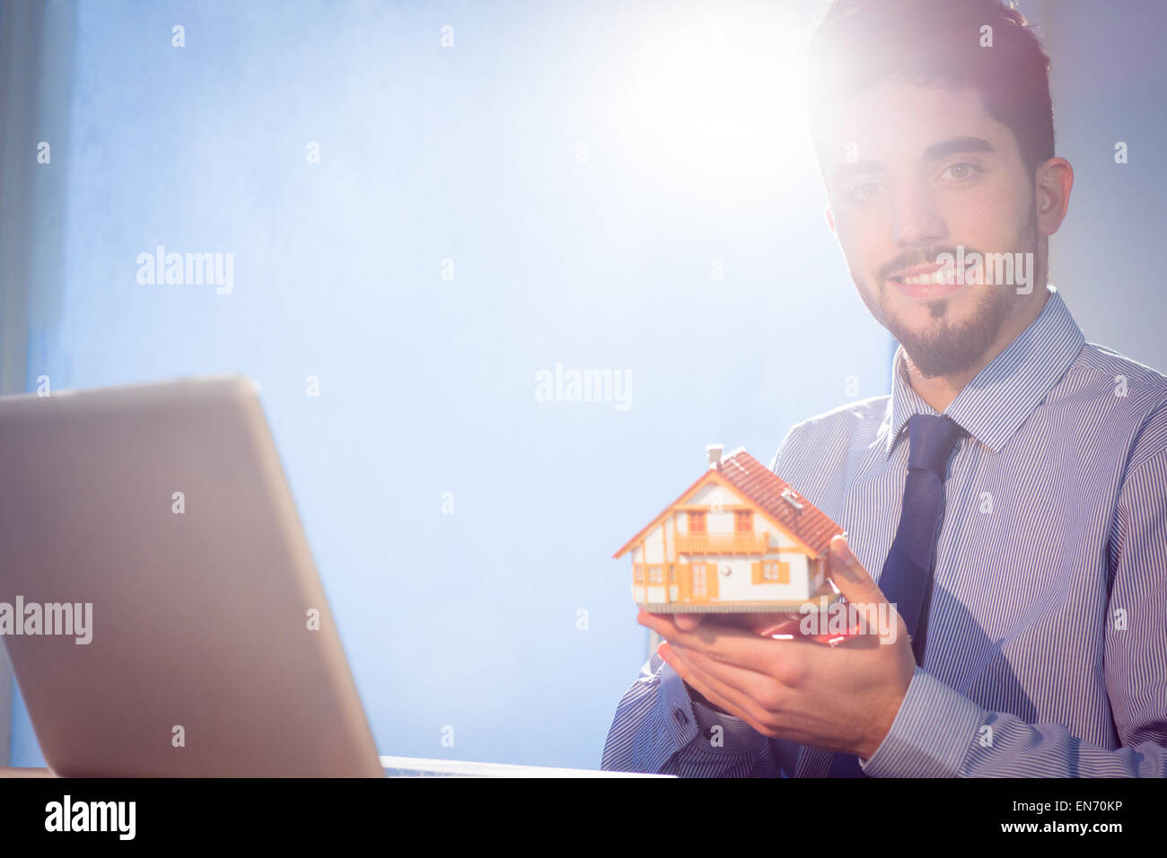 Imprenditore che mostra un mini house Foto Stock