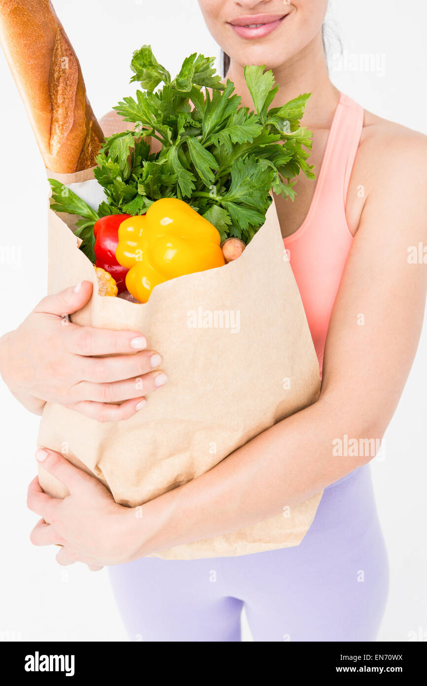 Slim donna sacco di contenimento con il cibo sano Foto Stock