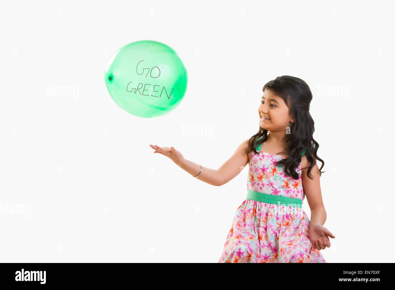 Ragazza che gioca con un palloncino Foto Stock