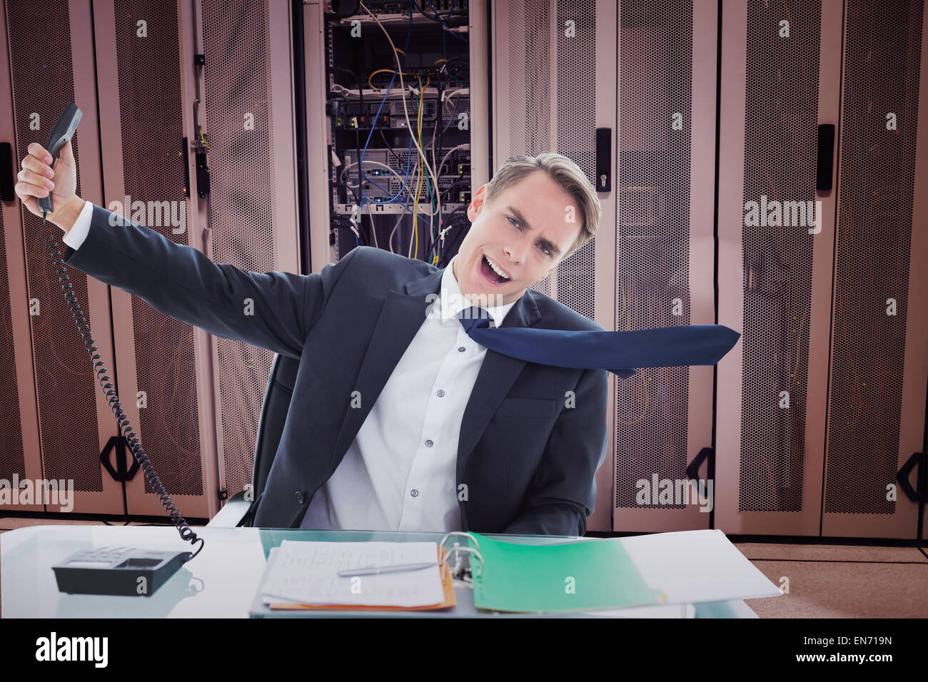 Immagine composita di imprenditore urlando come egli tiene fuori il telefono Foto Stock