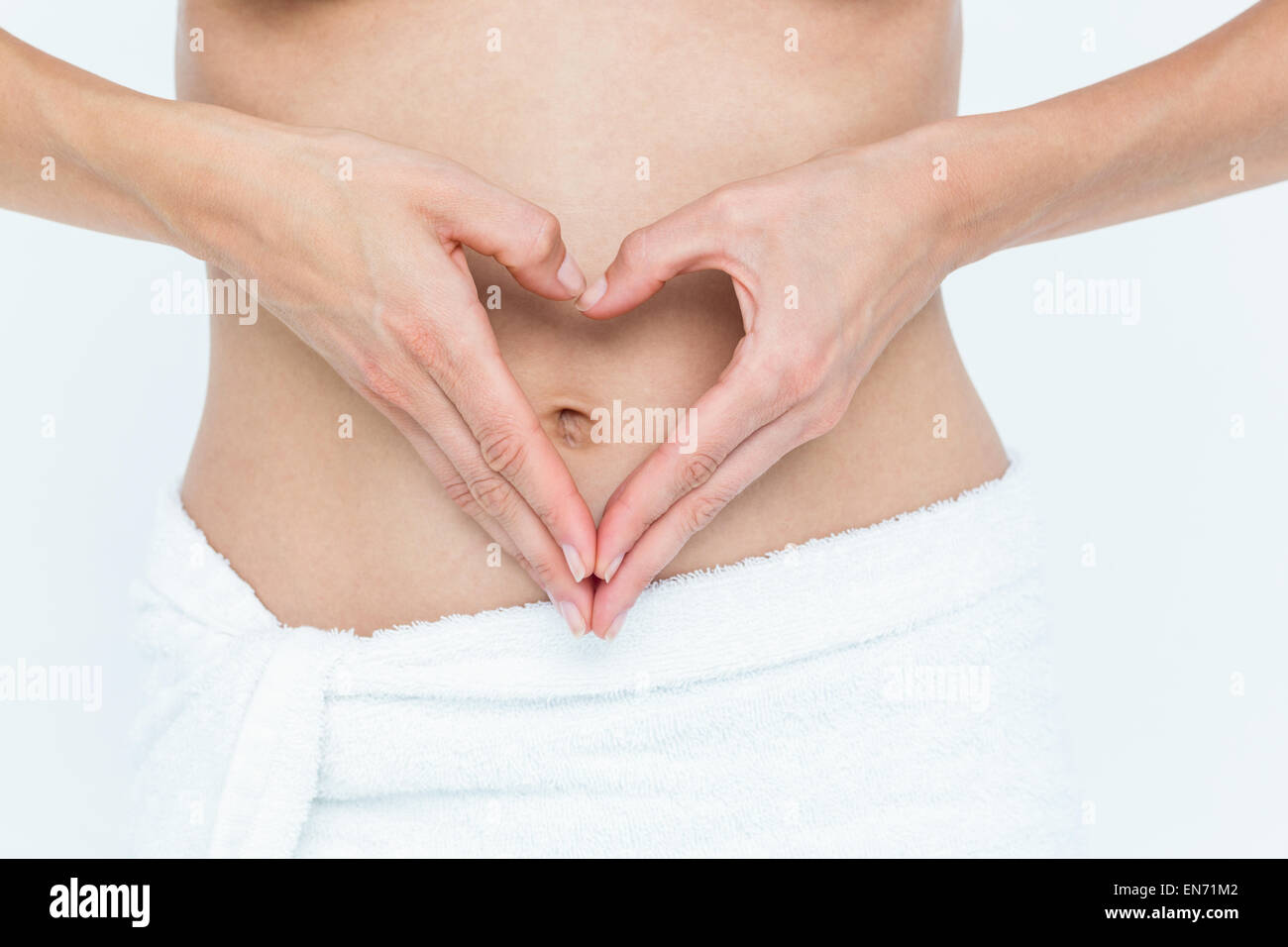 Donna attraente toccando il suo ventre Foto Stock