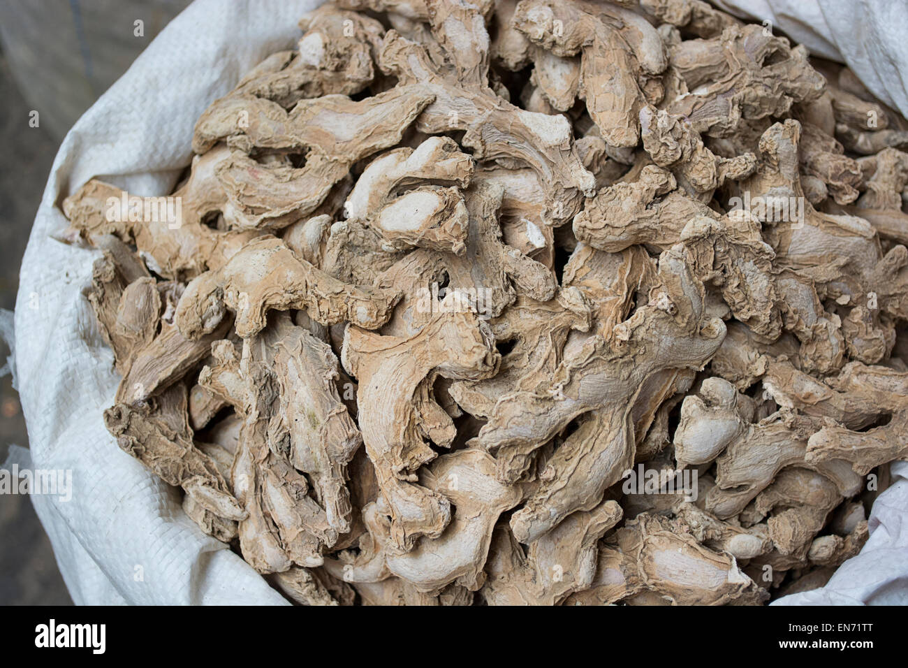 Sacco di zenzero essiccato per la vendita al mercato Foto Stock