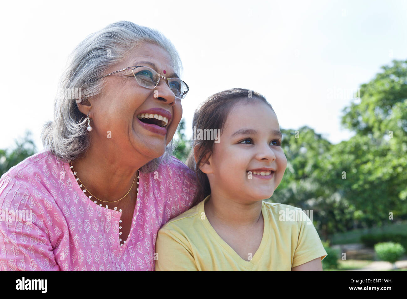 Nonna e nipote godendo Foto Stock