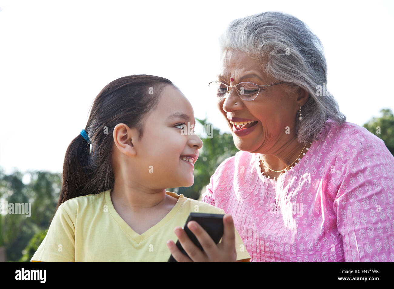 Nonna e nipote con un telefono cellulare Foto Stock