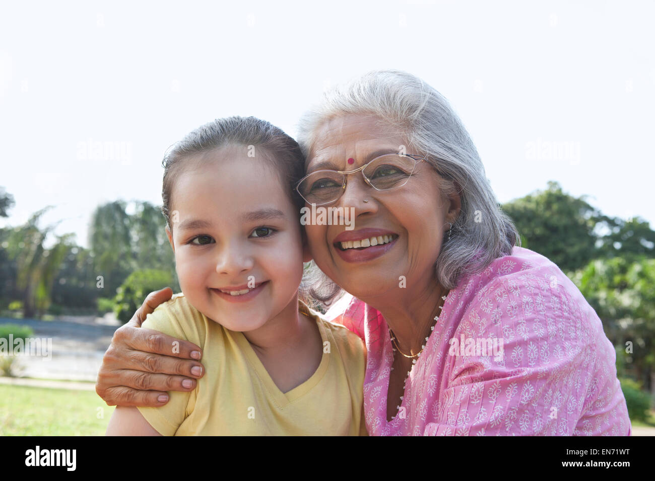 Ritratto di una ragazza con sua nonna Foto Stock