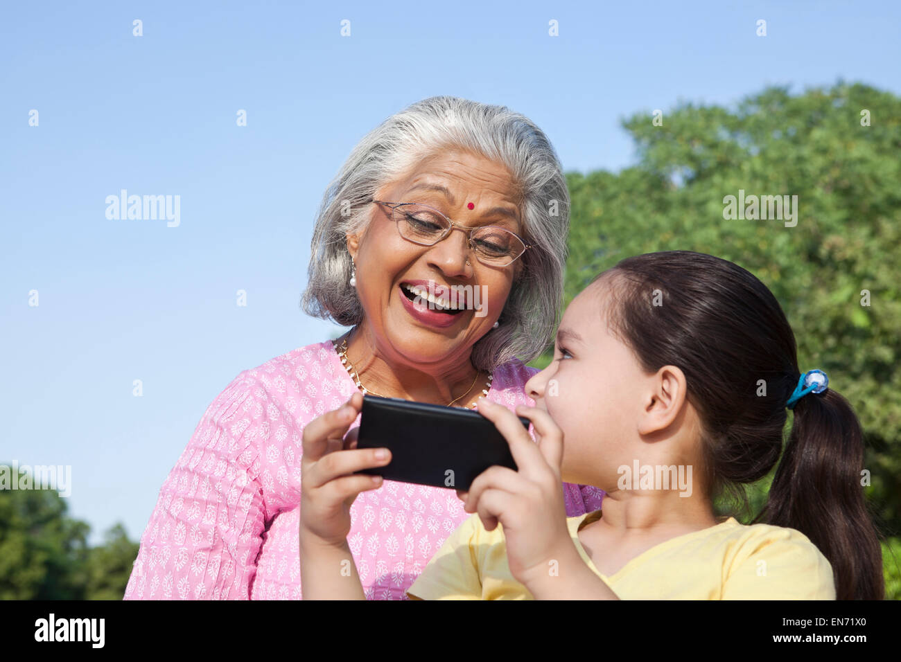Nonna e nipote con un telefono cellulare Foto Stock