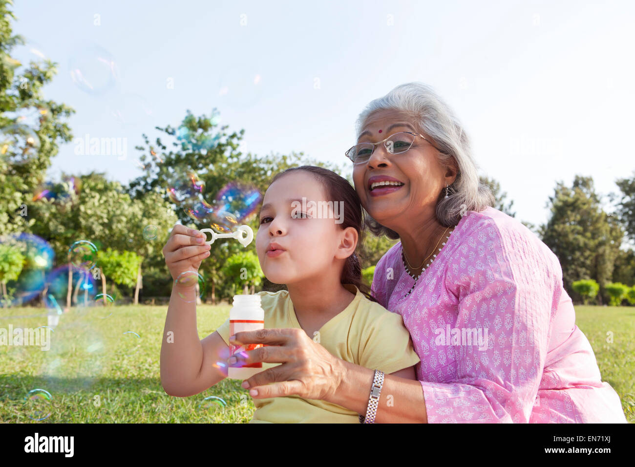 Ragazza a soffiare bolle Foto Stock