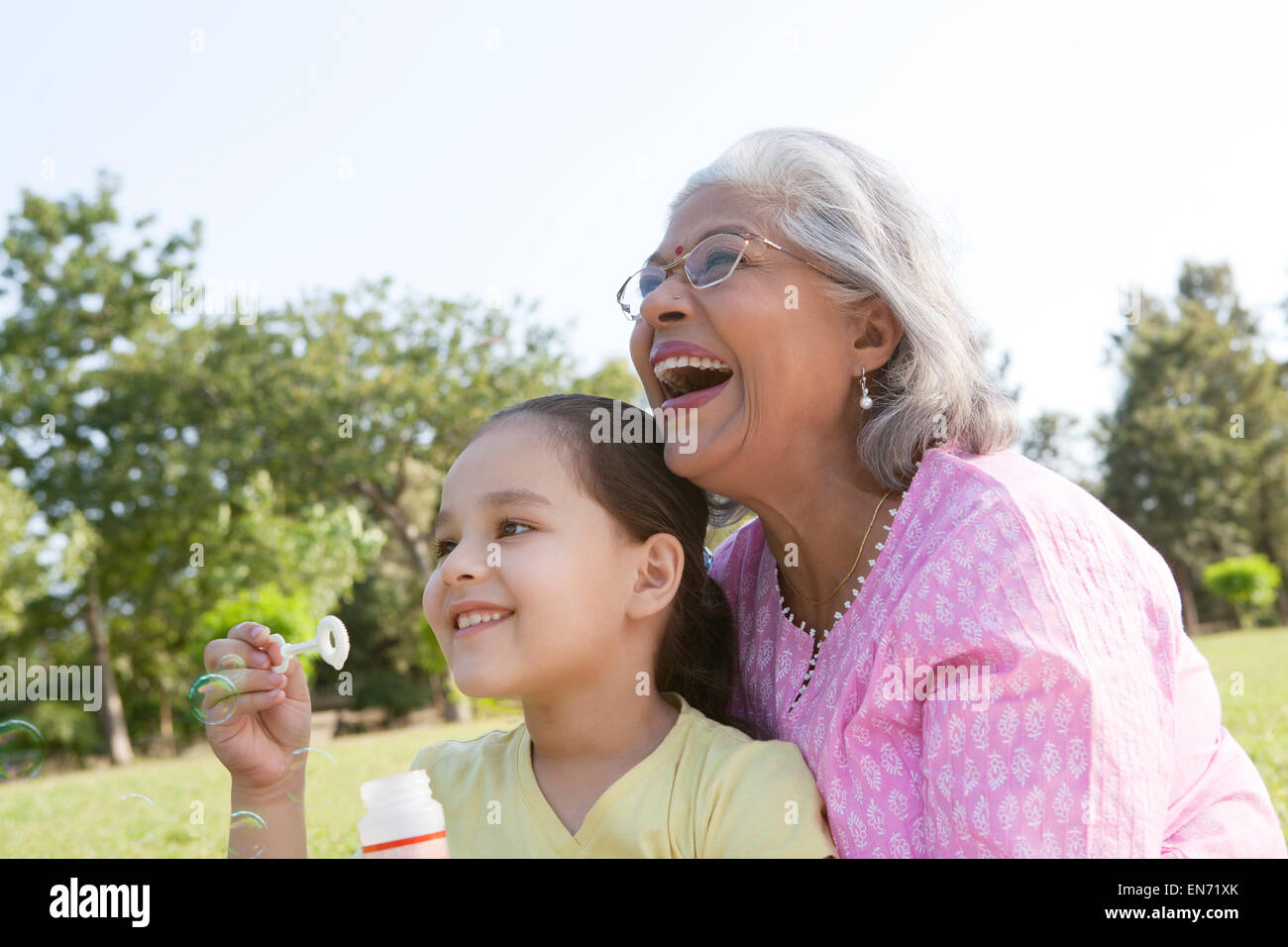 Nonna e nipote a soffiare bolle Foto Stock