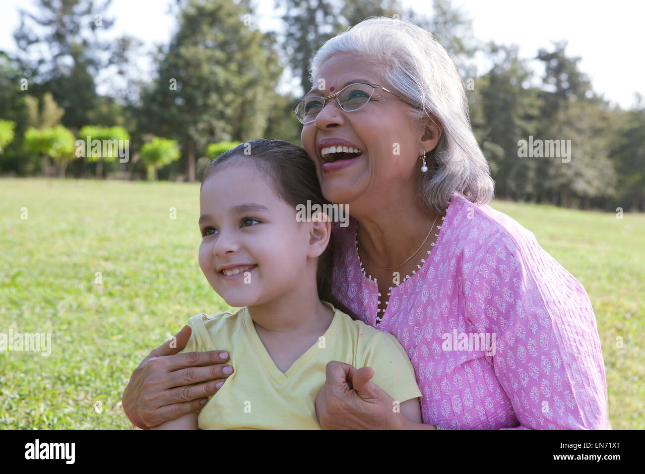 Nonna e nipote godendo Foto Stock