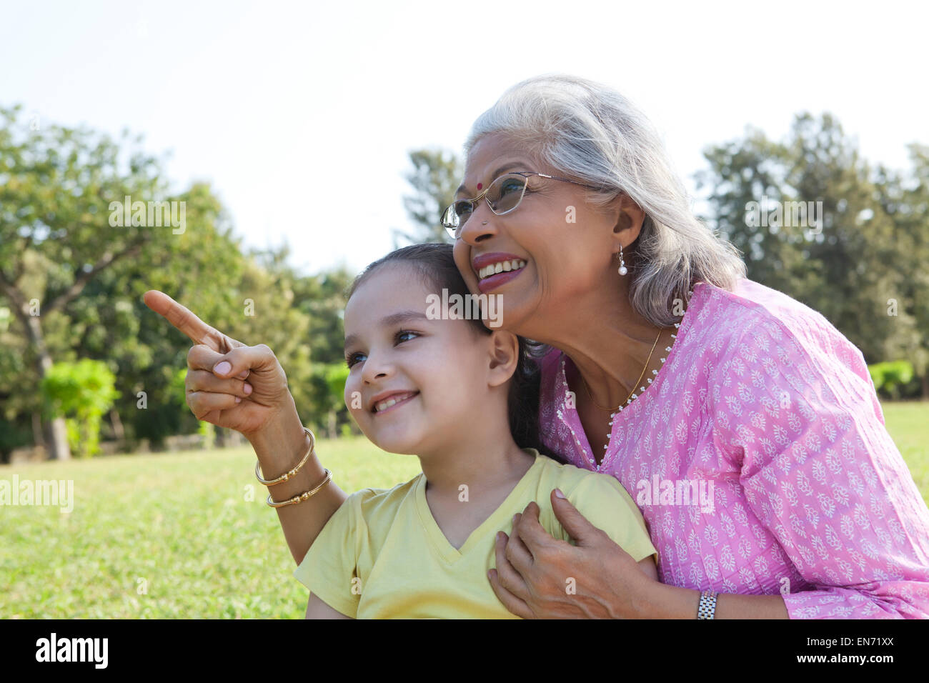 Nonna qualcosa di puntamento al nipote Foto Stock